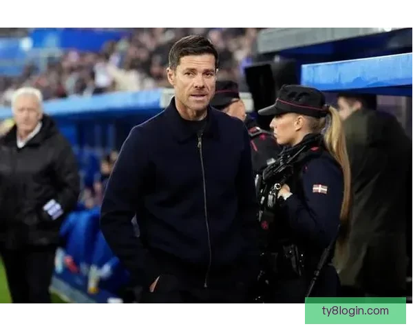 阿隆索幽默回击卡拉格：你非传奇只是评论员引热议足坛话题持续发酵